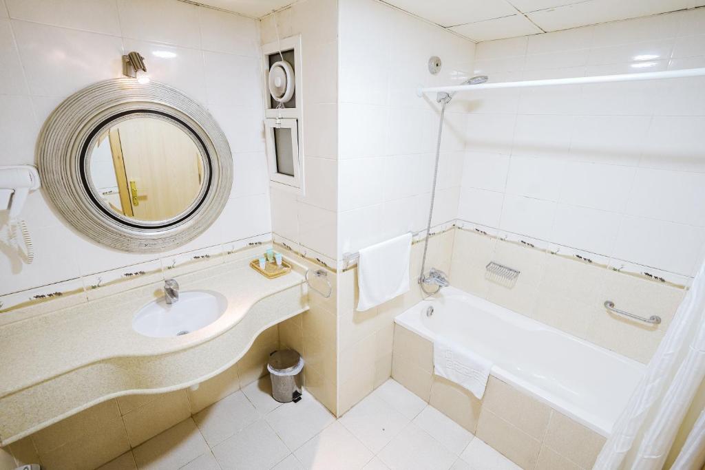 Трехместный (Стандартный трехместный номер), Отель Crystal Plaza Hotel