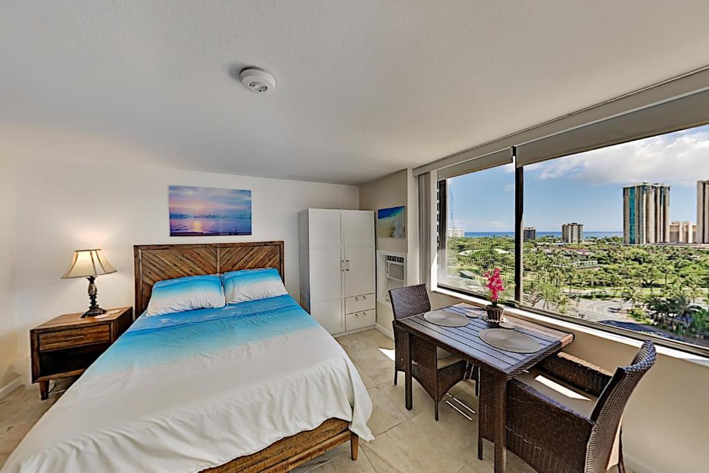 Hawaiian Monarch 1604 Condo by RedAwning image