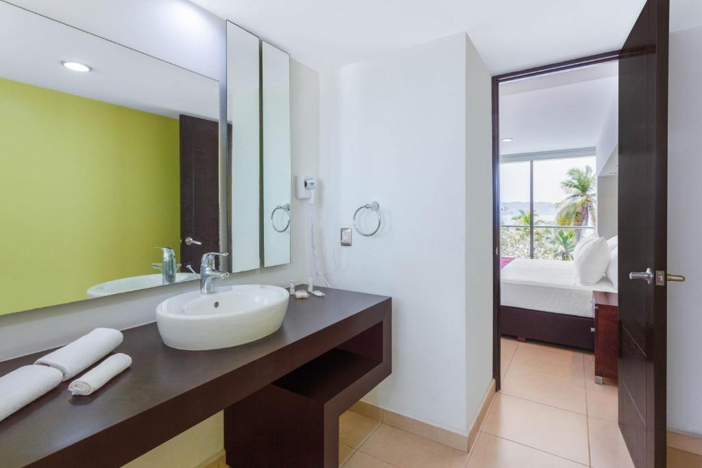 Сьюит (Two-Bedroom Deluxe Suite with Two Queen Beds - Non-Smoking), Residencial Playa Hornos