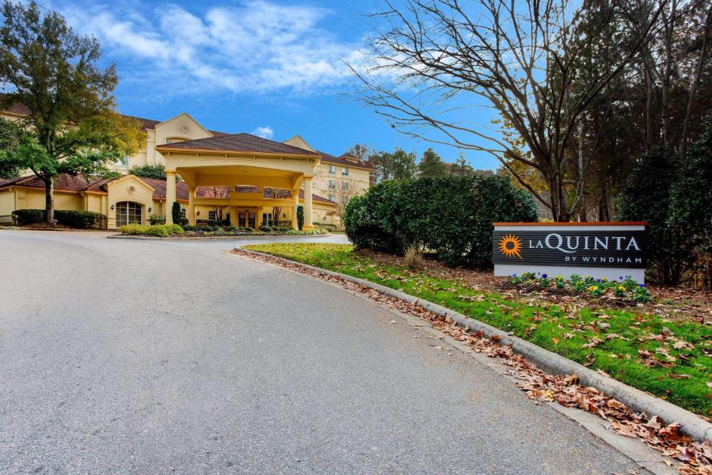 La Quinta Inn & Suites by Wyndham Raleigh Crabtree image