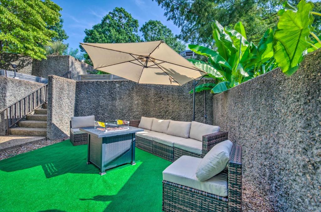Modern Condo with Fire Pit 1 Mi to Lake Ozark! photo 1