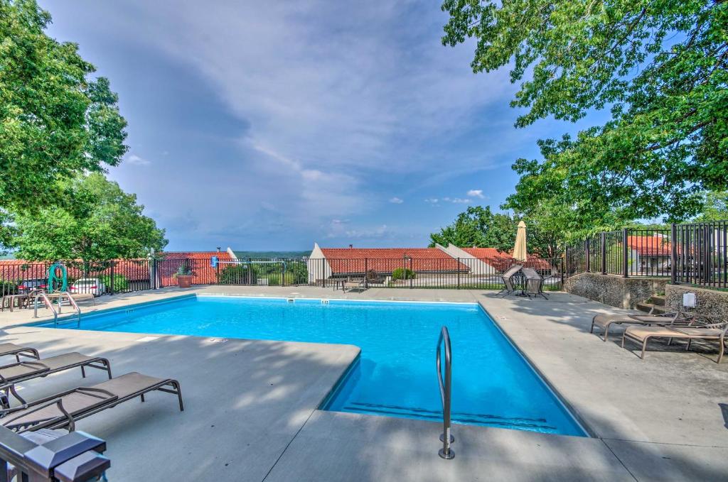 Modern Condo with Fire Pit 1 Mi to Lake Ozark! photo 2