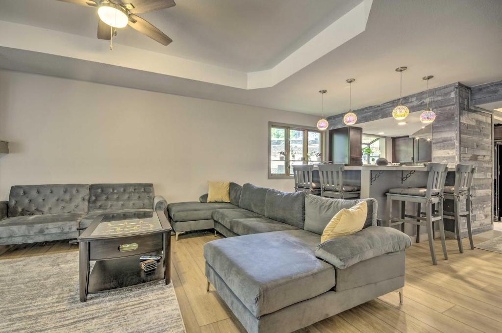 Modern Condo with Fire Pit 1 Mi to Lake Ozark! photo 4