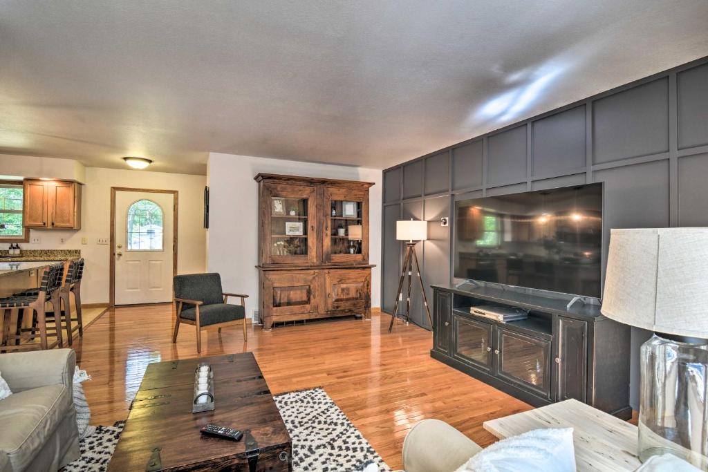 Upscale Family Cottage Less Than 1 Mi to Higgins Lake photo 4