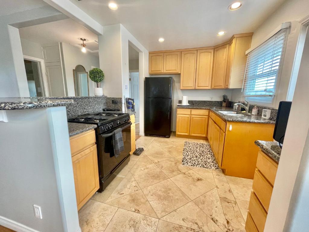 Rustling Leaves 2bd/1 ba Upstairs Parking/Laundry image