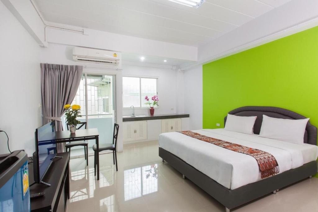 Двухместный (Двухместный номер Делюкс с 1 кроватью), OYO 601 C W Mansion Phuket