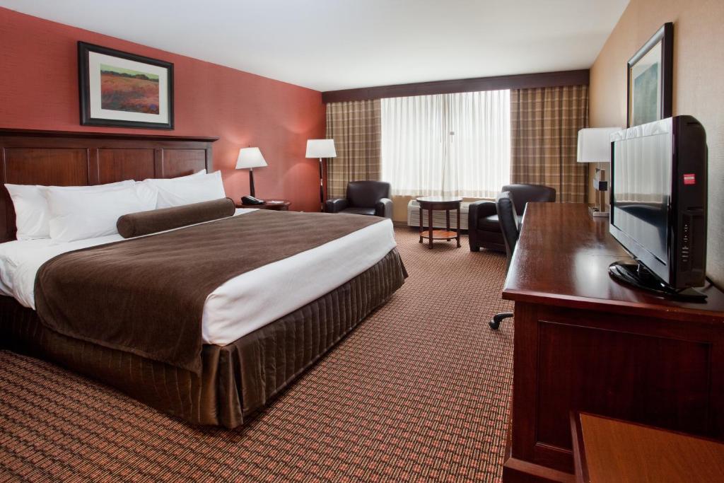 Ramada by Wyndham Cleveland Independence photo 2