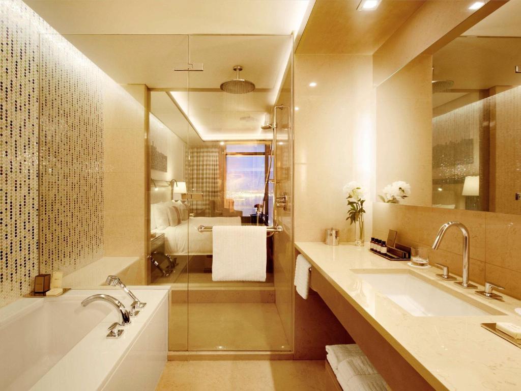 Двухместный (Номер Fairmont Gold с кроватью размера «king-size» и видом на море), Отель Fairmont Baku