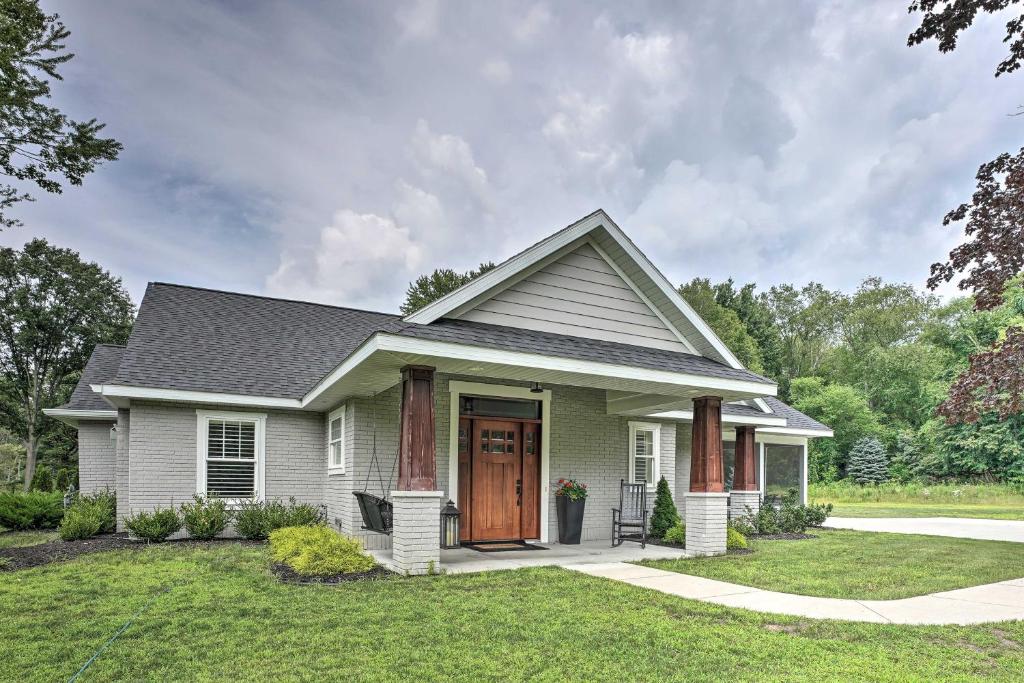 Chic Hideaway with Fire Pit Less Than 2 Miles to Beach!