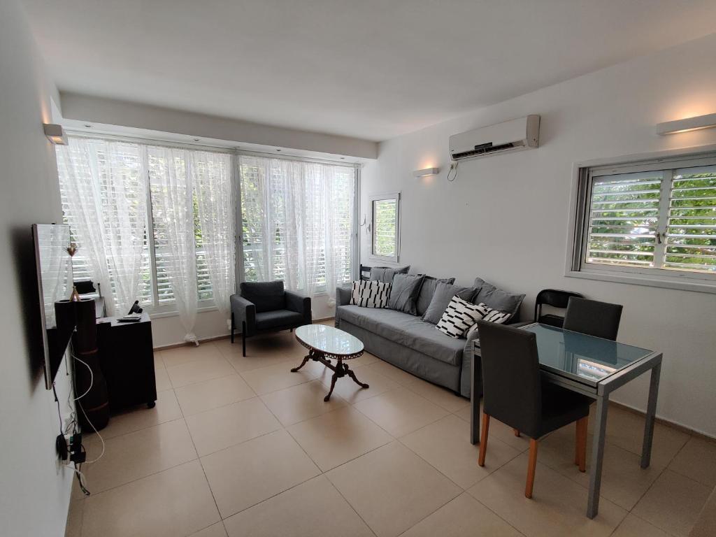 2BDR Holiday Home by Mezizim Beach and TLV Port! photo 1