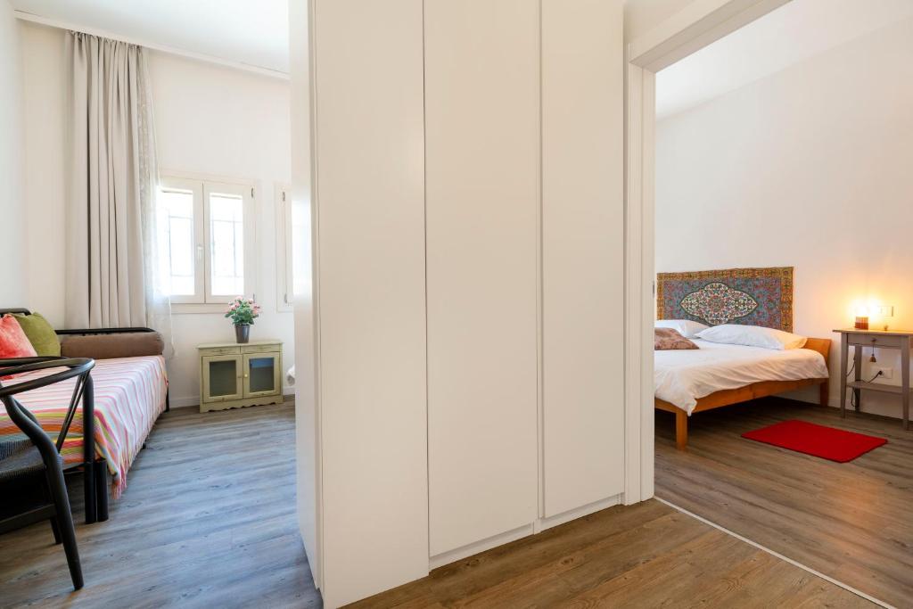 SNUG APARTMENT WITH PRIVATE COURTYARD M0270422677 - Tap to explore photos