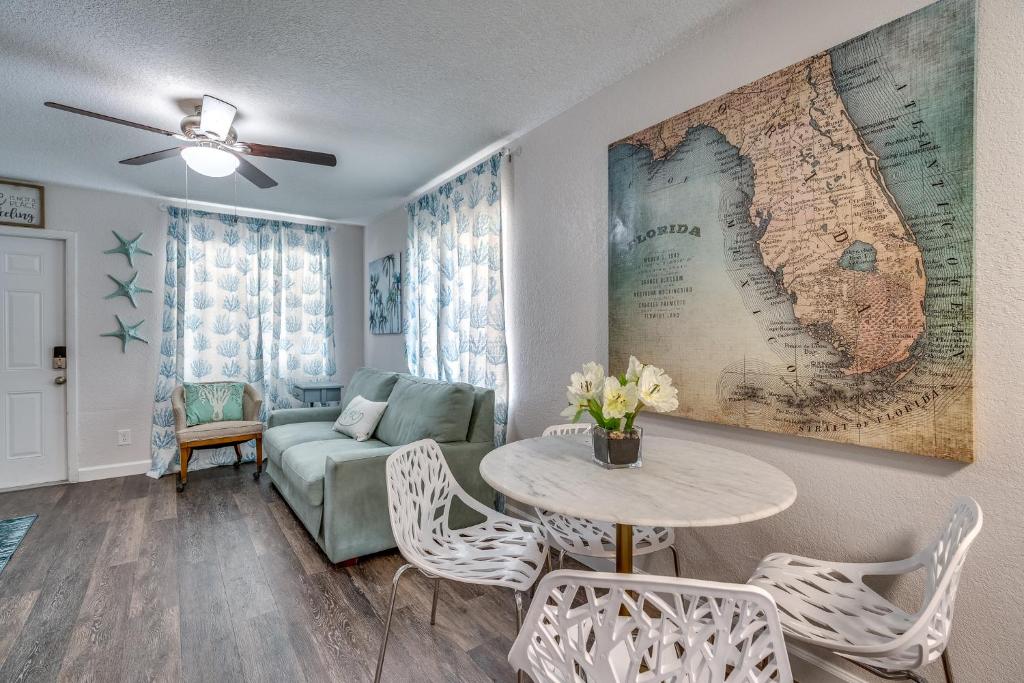 Cortez Gardens Cottage 11, Renovated, Close to Beach, 3-Bed, 2 Bath 10 people image