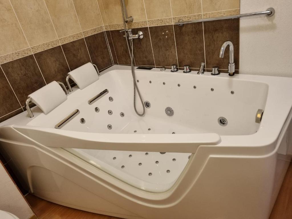 LES ORRES 1800 Appartement 4 p JACUZZI balnéo privé Vue piste piscine résidence photo 1