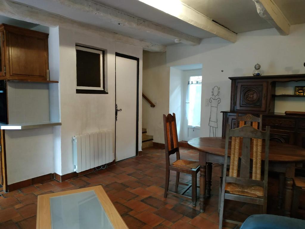 Maison en pierres au cœur d'un village Ardéchois photo 4