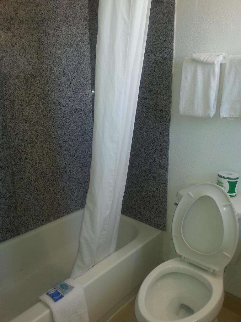 Budget Inn photo 3