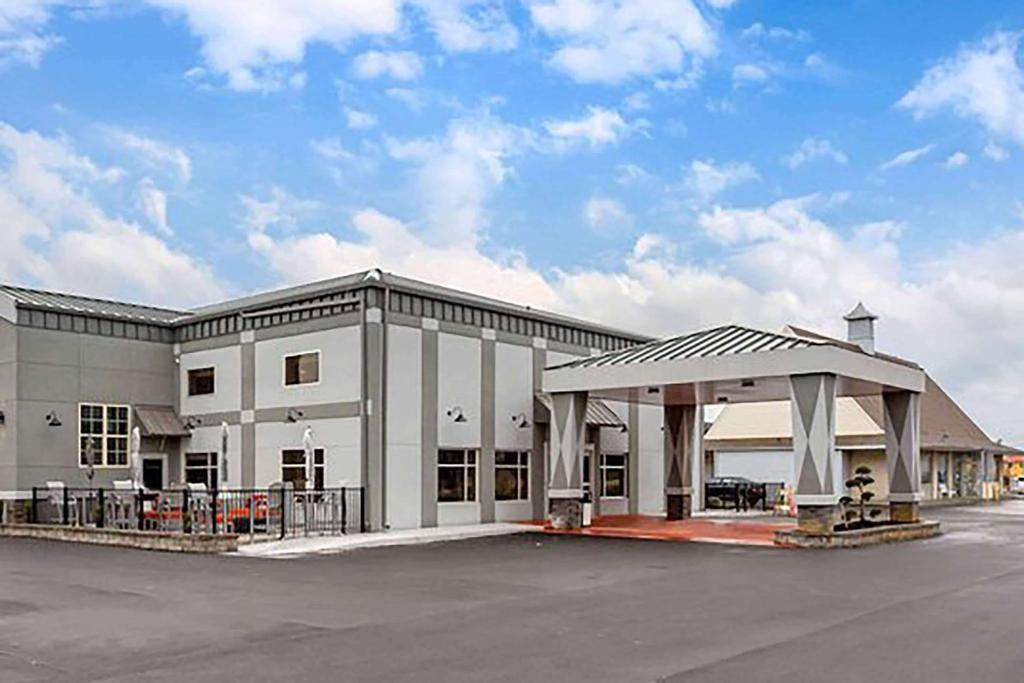 Days Inn & Suites by Wyndham Bowling Green image