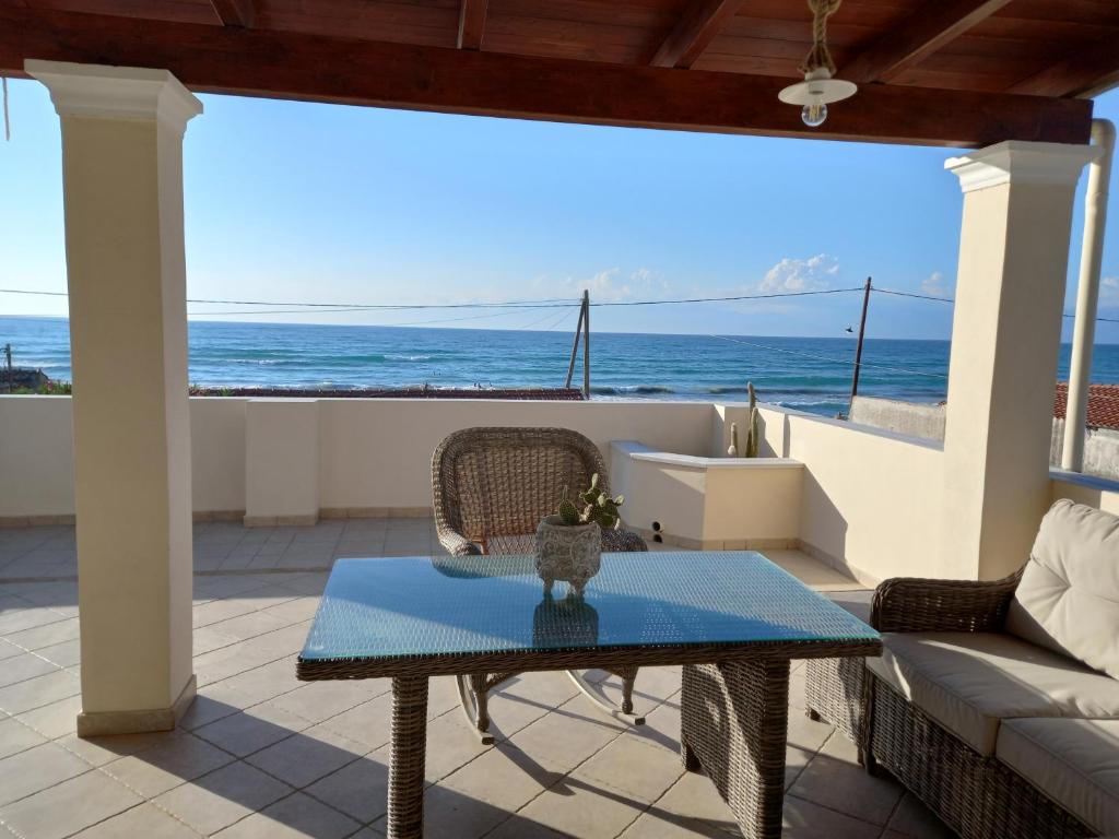 Acharavi, villa next to the beach photo 4
