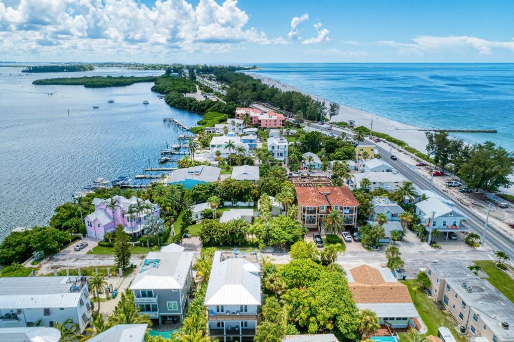 AMI Lighthouse Cottage-one Minute Walk To The Beach-keyless Locks image