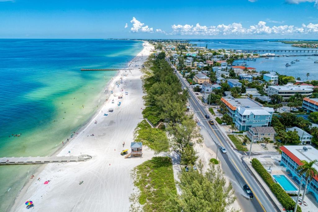 Cottage Haven-one Minute Walk To The Beach-private Yards-keyless Locks image