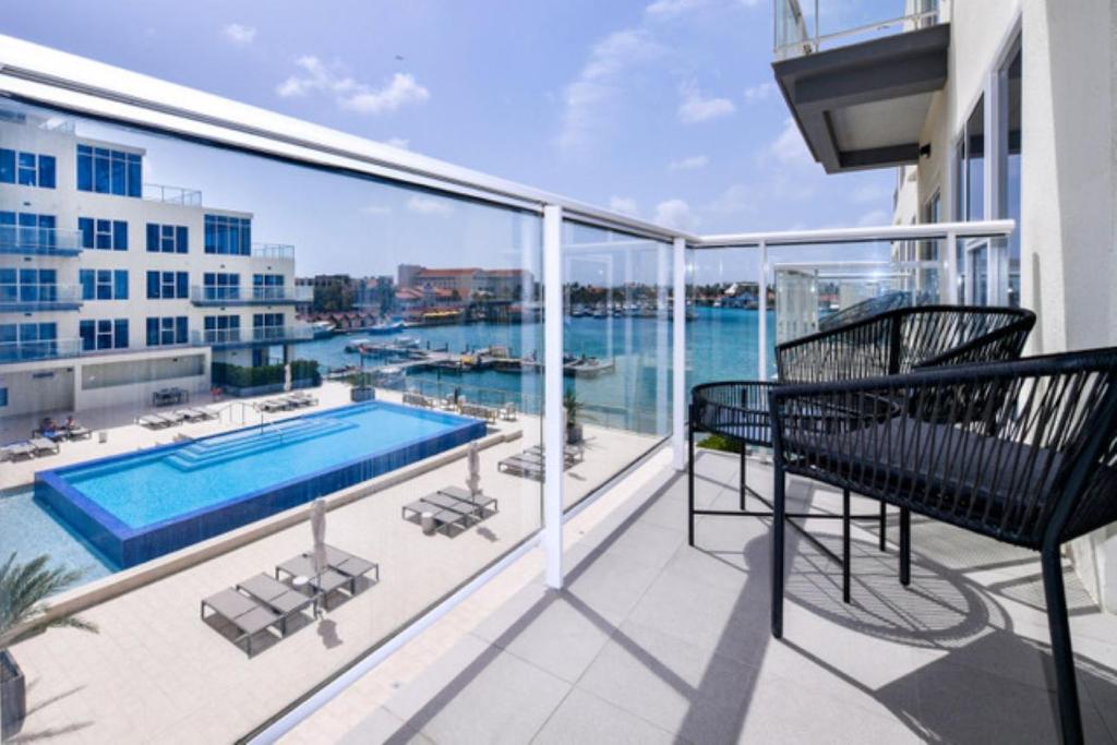 Stylish luxury condo, central location, ocean view, pool, gym photo 2
