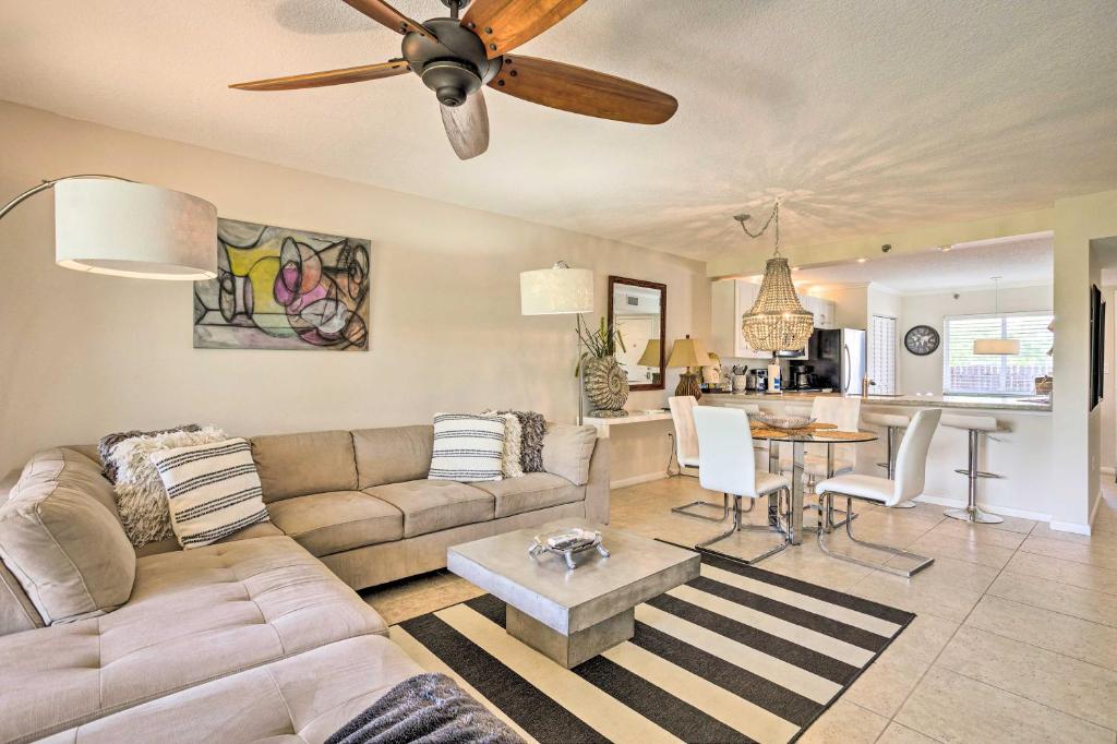 Calm Jupiter Condo with Lanai Less Than half Mi to Beach!