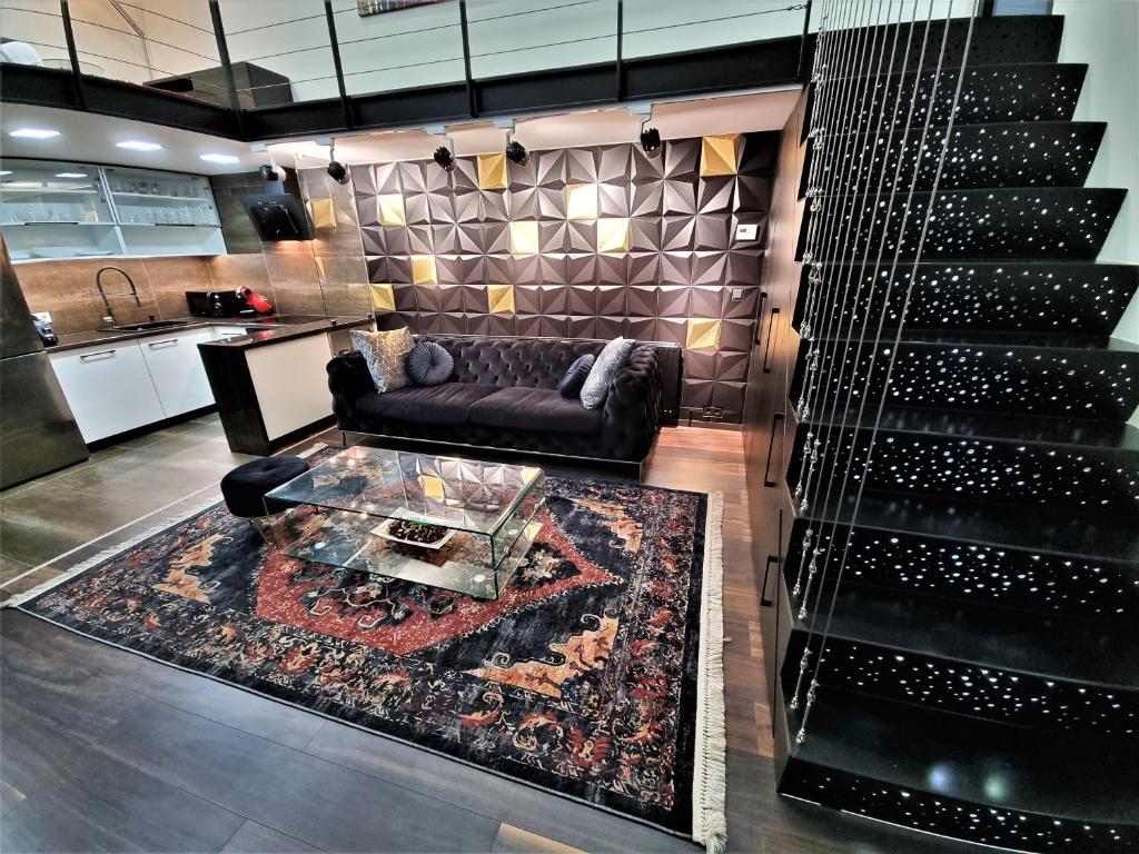 Goldcentral Apartment Art B6-Private Terrace-Steps From New York Cafe - Tap to explore photos