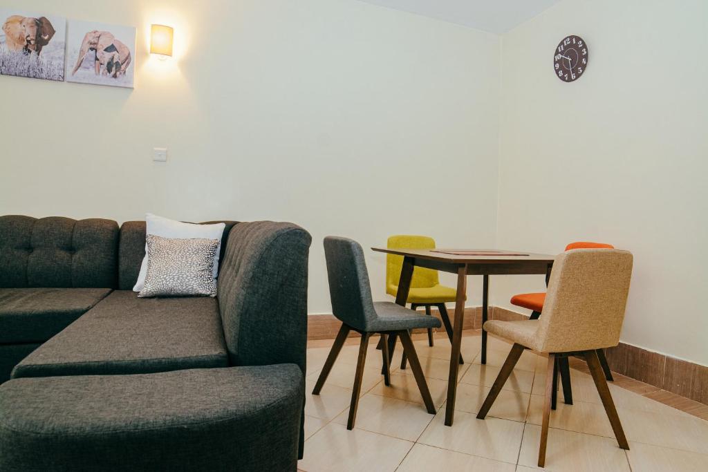 Elegant Art Deco Home with Free Wi-Fi, Parking, Netflix, Office Desk, Computer & Baby Cot in Ruaka photo 3