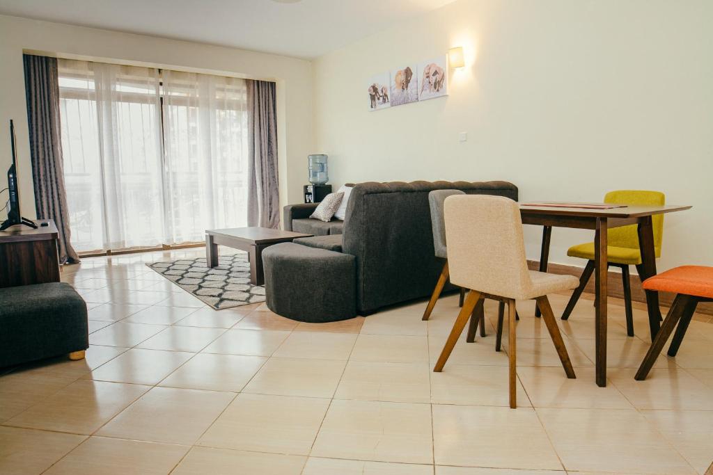 Elegant Art Deco Home with Free Wi-Fi, Parking, Netflix, Office Desk, Computer & Baby Cot in Ruaka