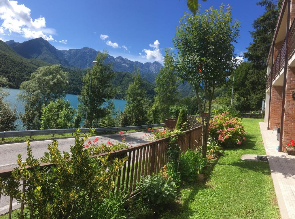 Casa a schiera fronte lago con giardino photo 1
