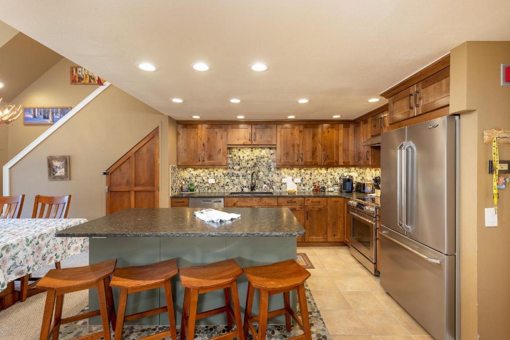 2105 The Pines condo photo 4