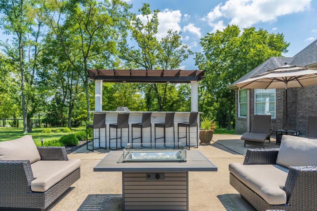 Gated 3 Acre Estate in Horse Country photo 1