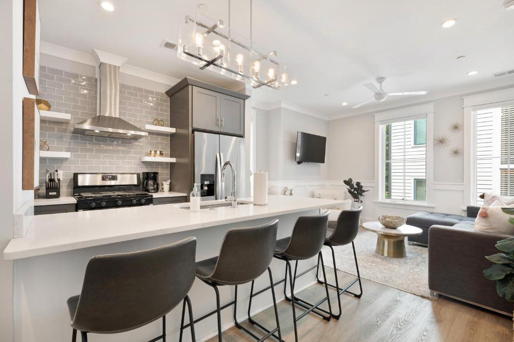 The Palm Suite at 124 Spring image