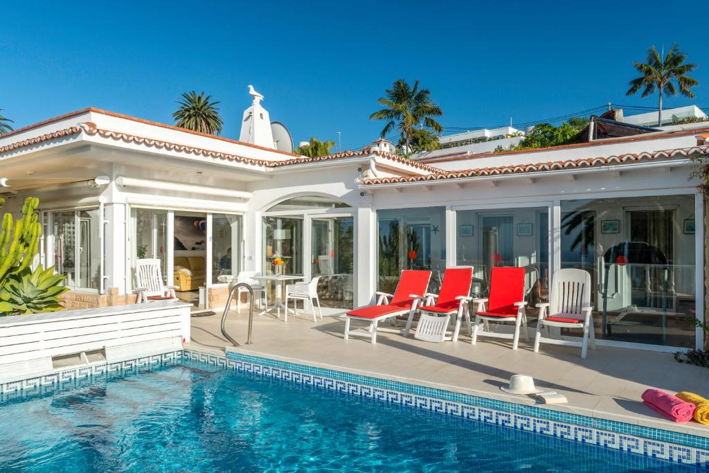 Relaxing villa with heated pool and luxurious views photo 1