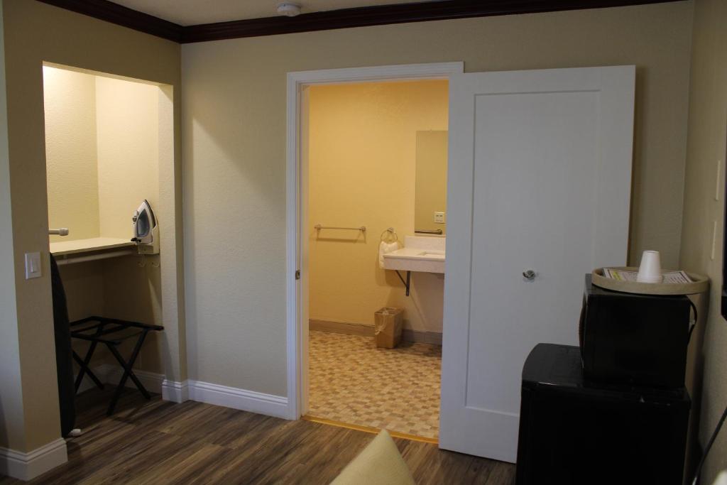 Imperial Inn Oakland photo 3