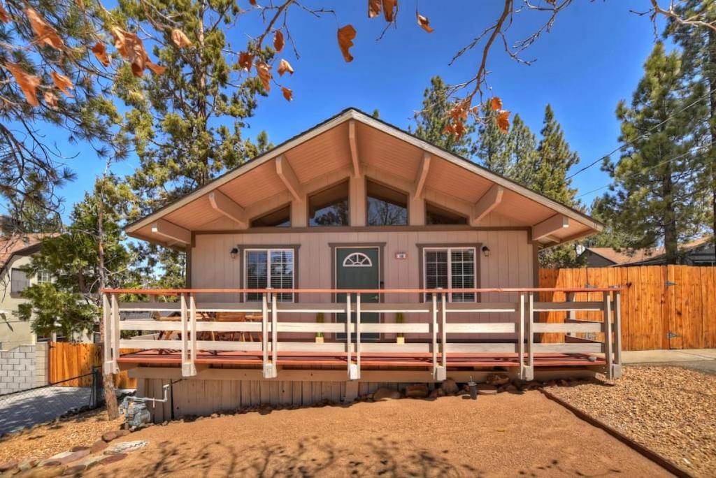 DoorMat Vacation Rentals - Bear Cub Cottage - HOT TUB! image
