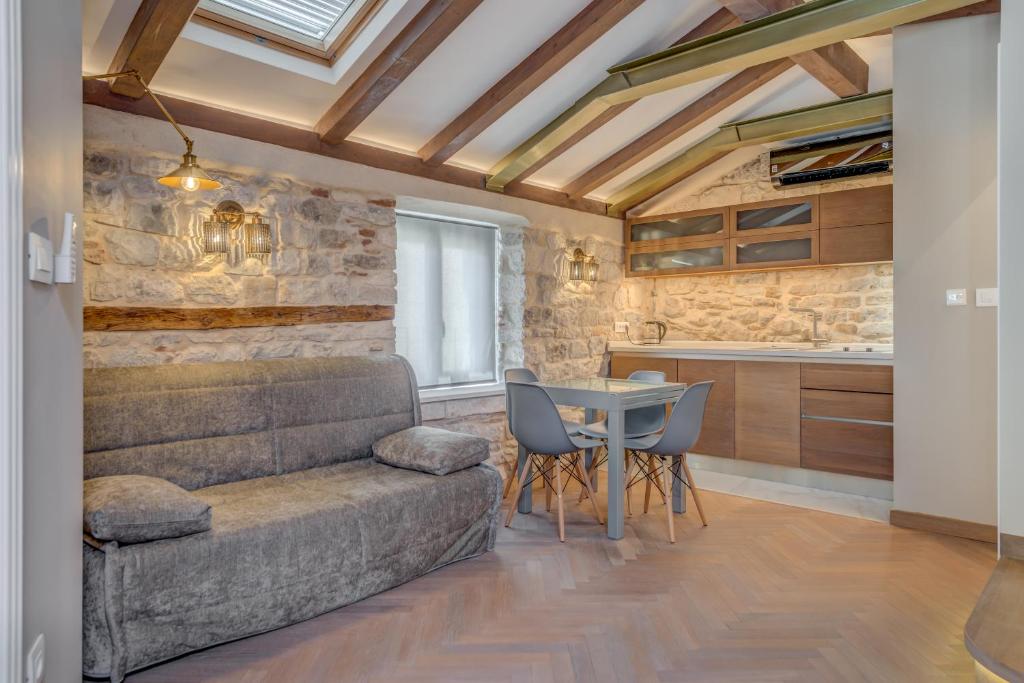 Palace Luxury Retreat - Old Town - Tap to explore photos