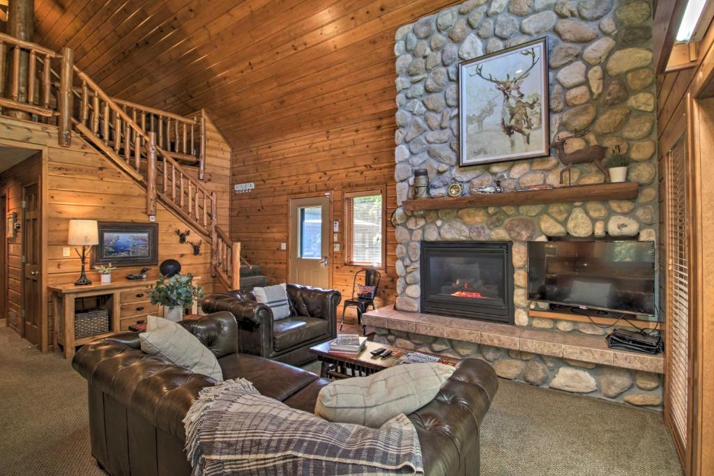 Alluring Nisswa Cabin on Gull Lake with Fireplace! photo 3