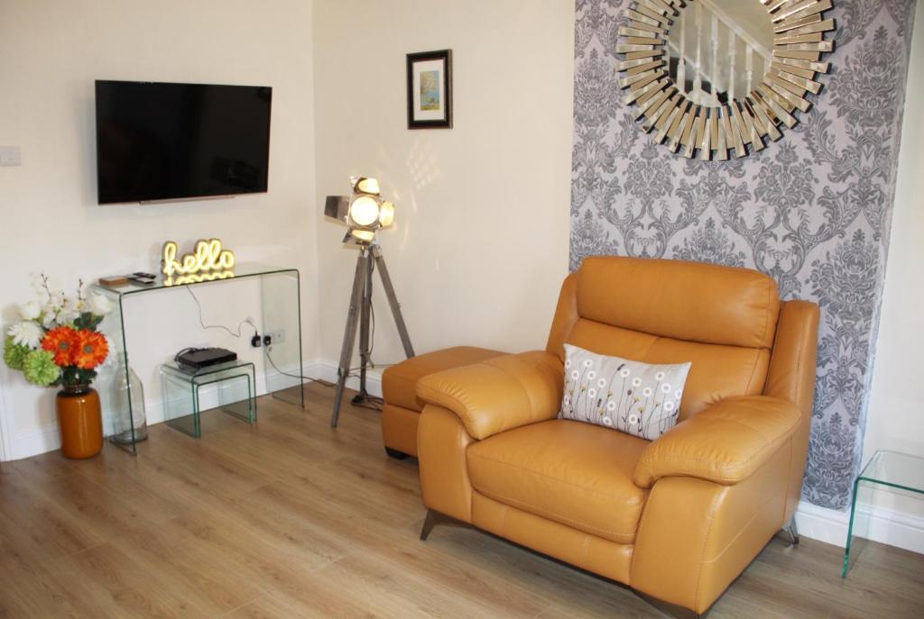 City Centre Town House with Riverside Views and Free Parking 1BAK photo 2