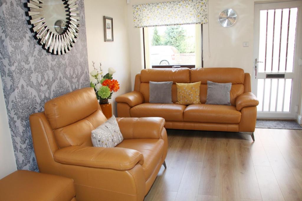 City Centre Town House with Riverside Views and Free Parking 1BAK photo 1
