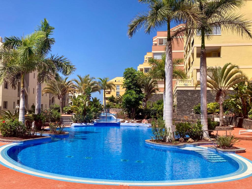 Well refined apartment - stunning pool photo 2