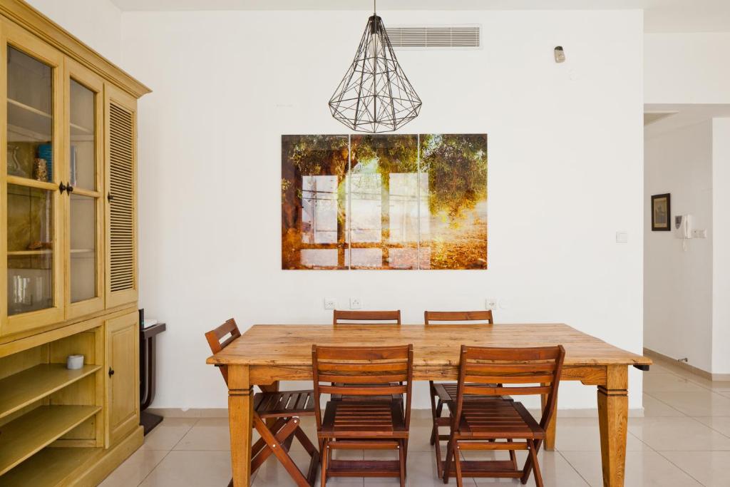 Superior and Spacious Duplex in the Kerem photo 2
