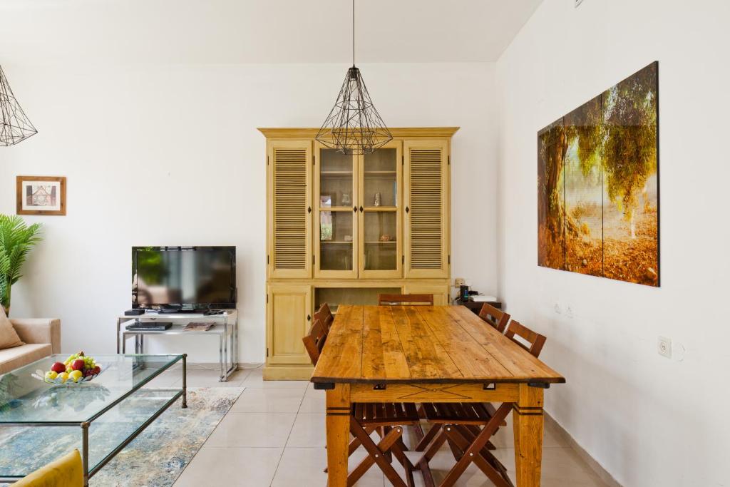 Superior and Spacious Duplex in the Kerem photo 3