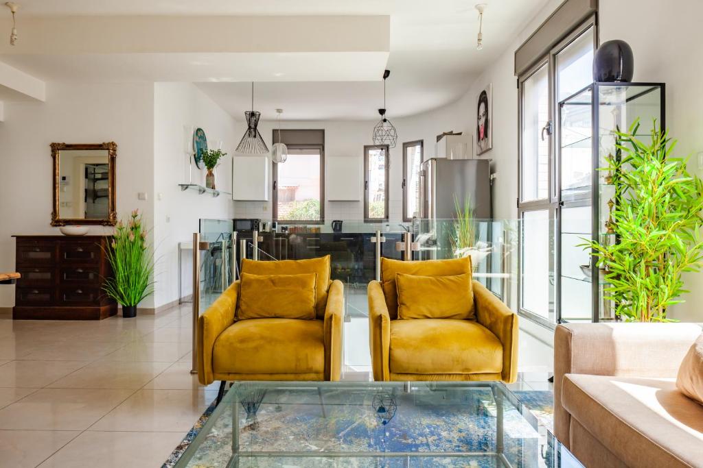 Superior and Spacious Duplex in the Kerem photo 4