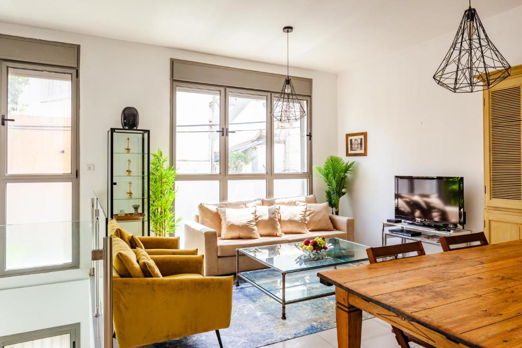 Superior and Spacious Duplex in the Kerem photo 1