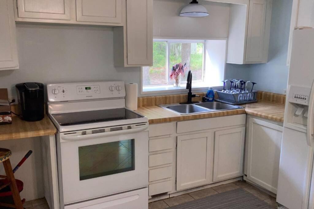 Tucked Away Newly Renovated 2 Bedroom/ 1 Bath Sleeps 8 photo 4