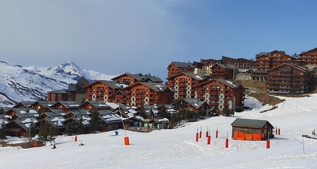 Appart 3 pièces pour 5 à 7 personnes ski au pieds dans résidence avec Piscine
