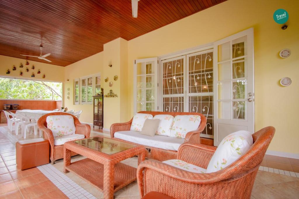 300m from beach - Luxury Mediterranean Holiday House - Pets Welcome photo 3