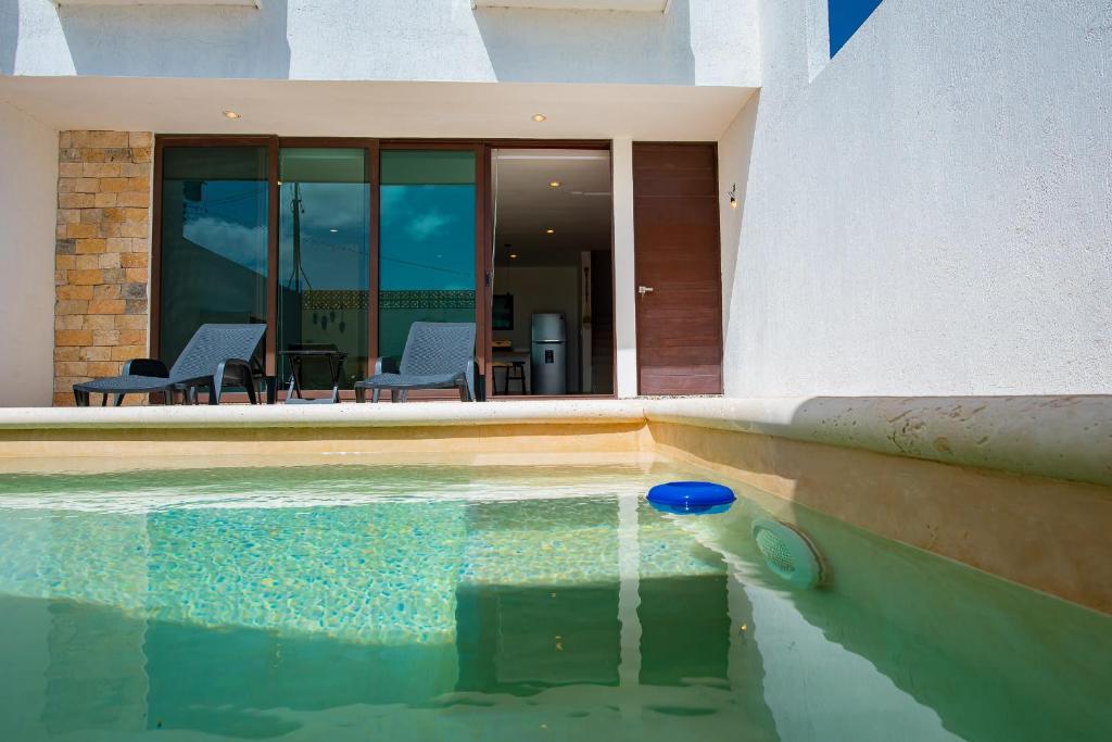 New Modern Villa, PRIVATE pool, high internet speed, 2 blocks from the beach