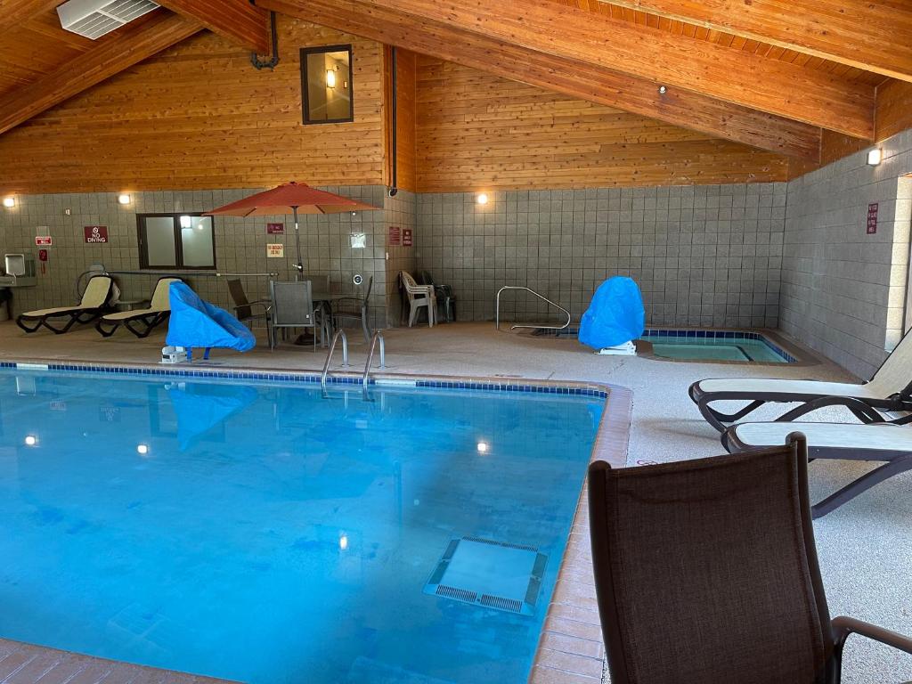 Nichols Inn & Suites photo 4