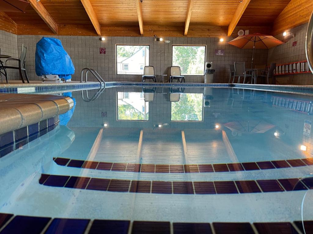 Nichols Inn & Suites photo 2